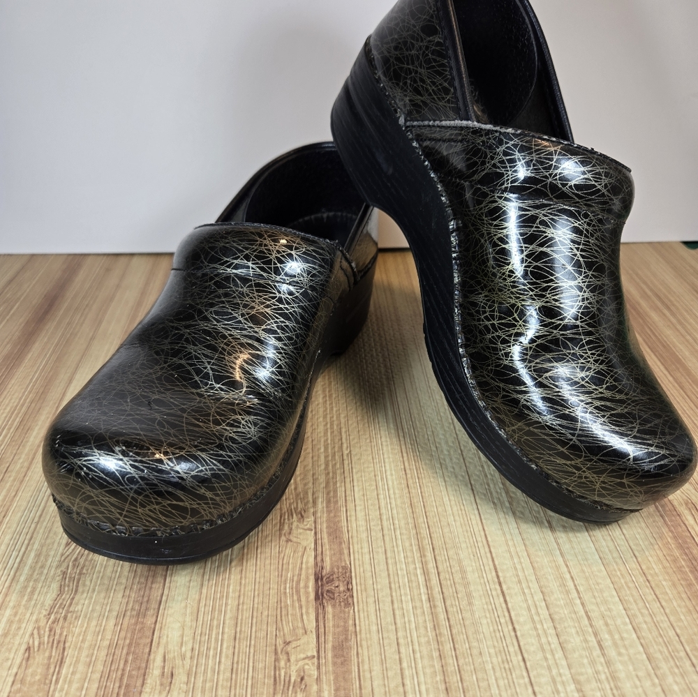 DANSKO Patent Leather Black w/ Gold Scribble Size 39 Clog US Size 8 - Picture 6 of 7